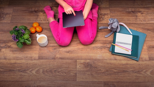 Jong meisje met behulp van de tablet