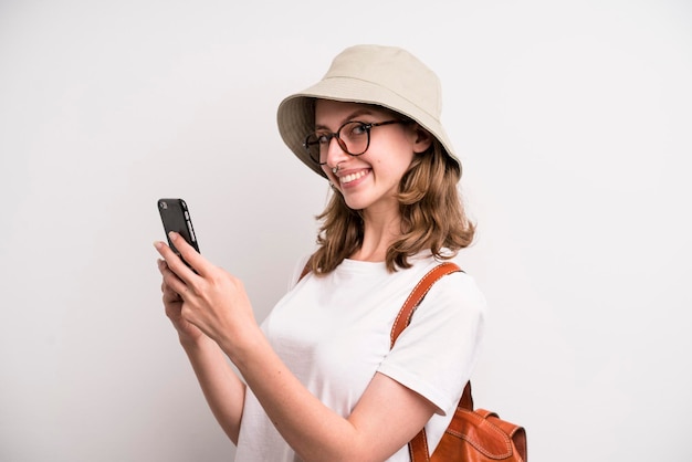 Jong meisje met behulp van haar telefoon toeristische concept