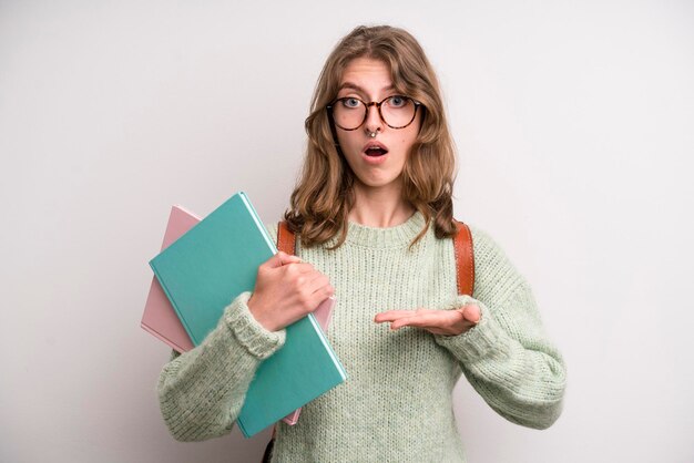 Jong meisje met boeken universitaire student concept