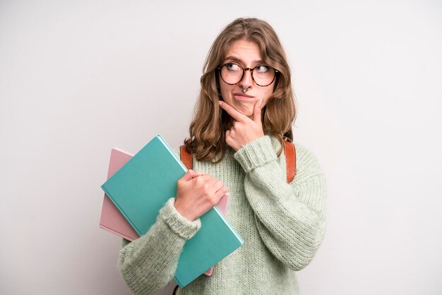 Jong meisje met boeken universitaire student concept