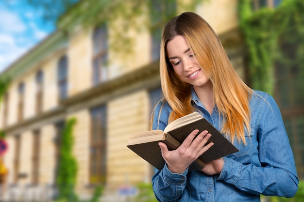 Jong meisje met boeken