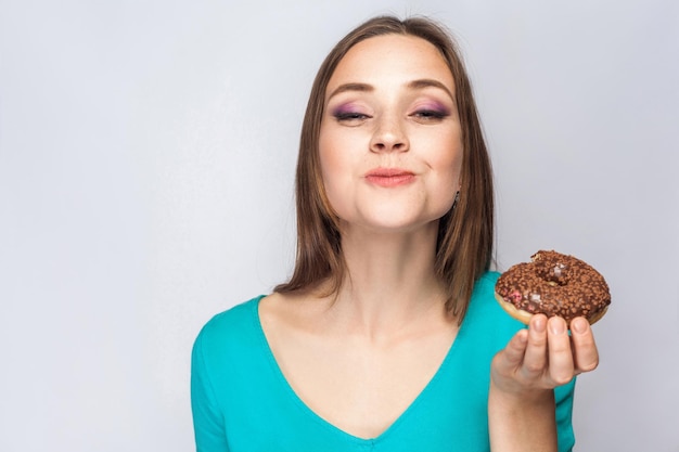 Jong meisje met bruine donuts