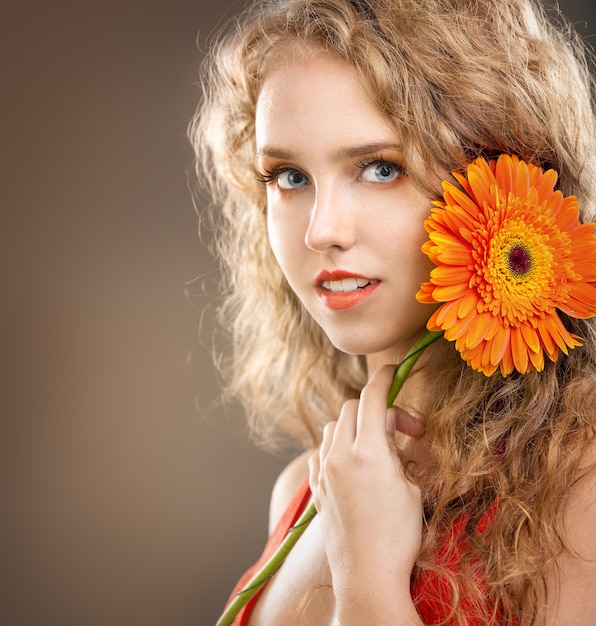 Jong meisje met een bloem Gerbera