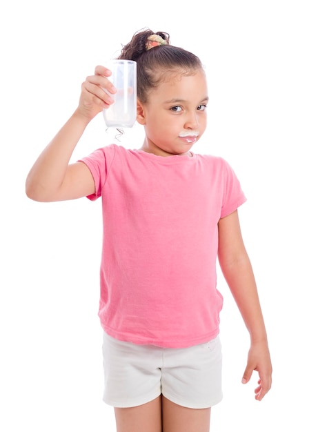 Foto jong meisje met een glas melk op witte achtergrond