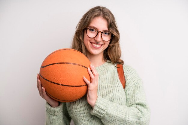 Jong meisje met een sportconcept van de basketbalbal