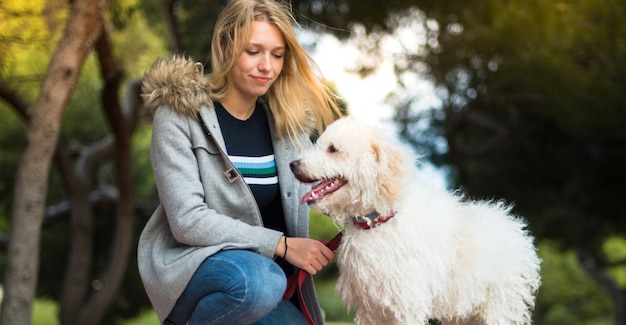 Jong meisje met haar hond in een park