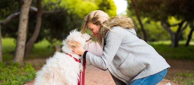 Jong meisje met haar hond in een park