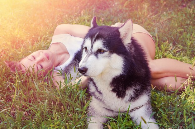 Jong meisje met haar hond in het park