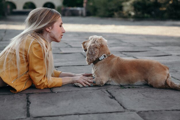 Jong meisje met hond in het park