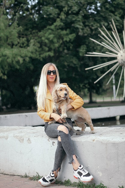 Foto jong meisje met hond in het park