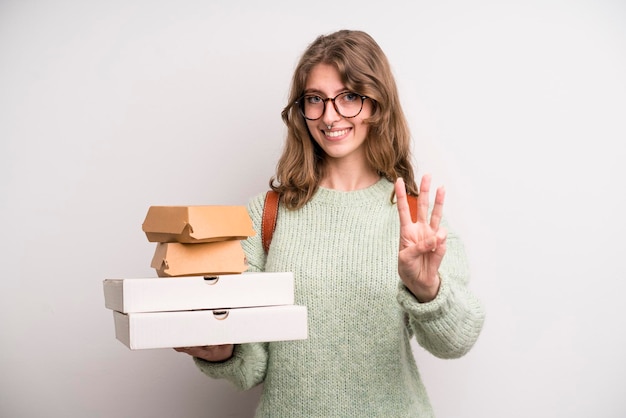 Jong meisje met pizza's en hamburgers haalt fastfoodconcept weg