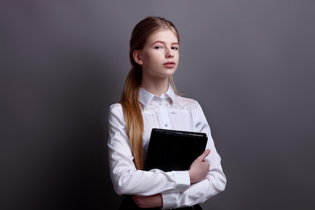 Jong meisje met tabletcomputerZwarte achtergrond