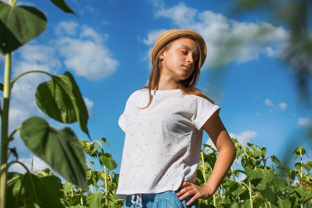 Jong meisje ontspant in de zon