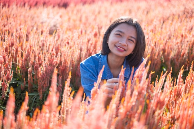 Jong meisje op een mooie bloemenboerderij