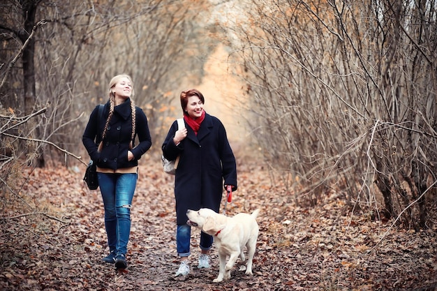 Jong meisje op een wandeling in de herfst