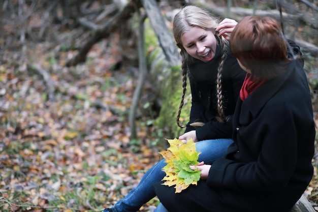 Jong meisje op een wandeling in de herfst