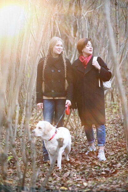 Jong meisje op een wandeling in de herfsttuin