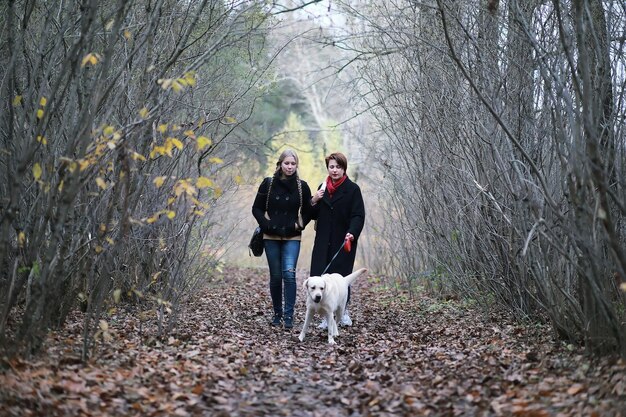 Jong meisje op een wandeling in de herfsttuinxA