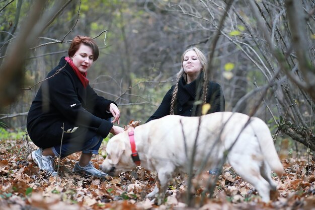 Jong meisje op een wandeling in de herfsttuinxA