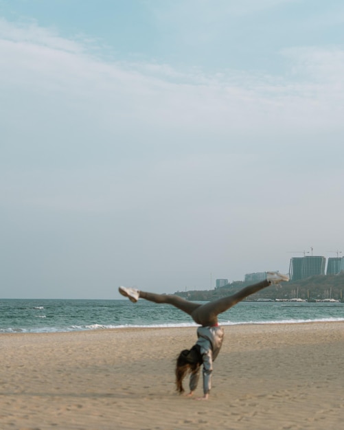 Jong meisje op het strand