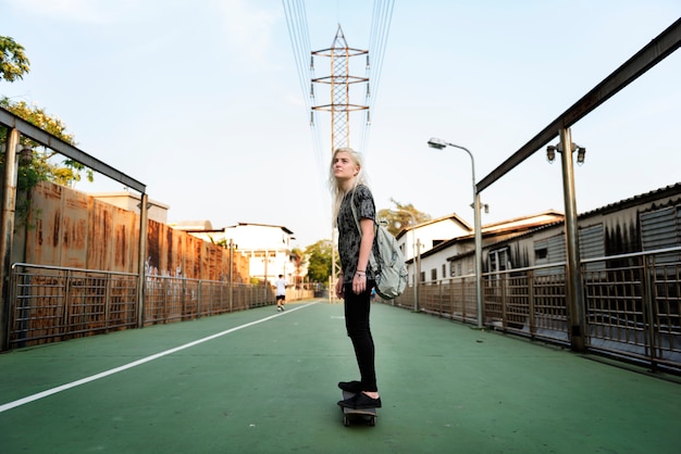 Jong meisje skateboad in openlucht stedelijk concept