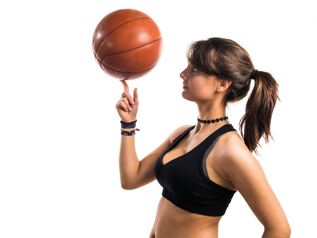 Jong meisje speelbasketbal