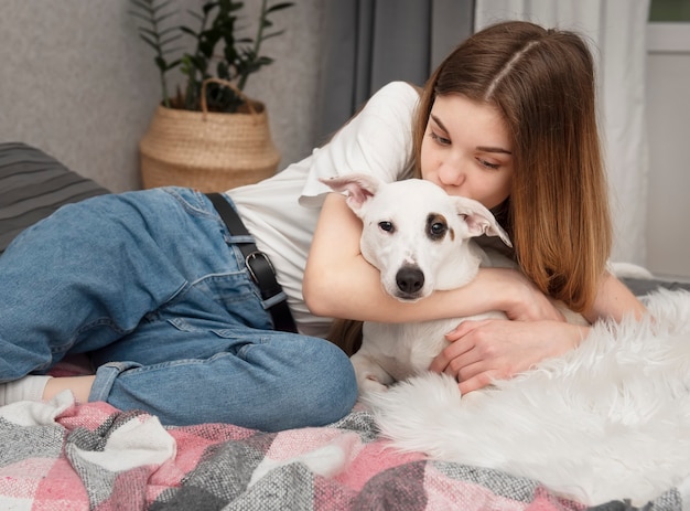 Jong meisje speelt met haar hond jack russell