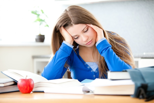 Jong meisje studing in de woonkamer