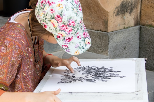Jong meisje tekening afbeelding door vingers
