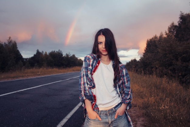 jong meisje tiener regenboog weg