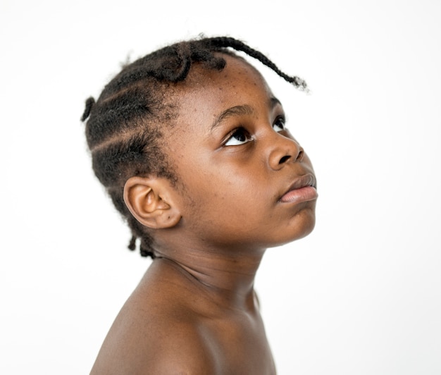 Jong meisje topless staan ​​en poseren voor fotoshoot