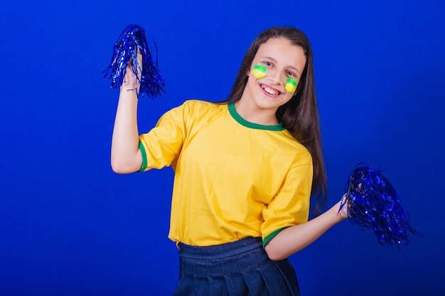 Jong meisje voetbalfan uit Brazilië met cheerleader pompom