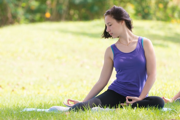 jong meisje yoga in park