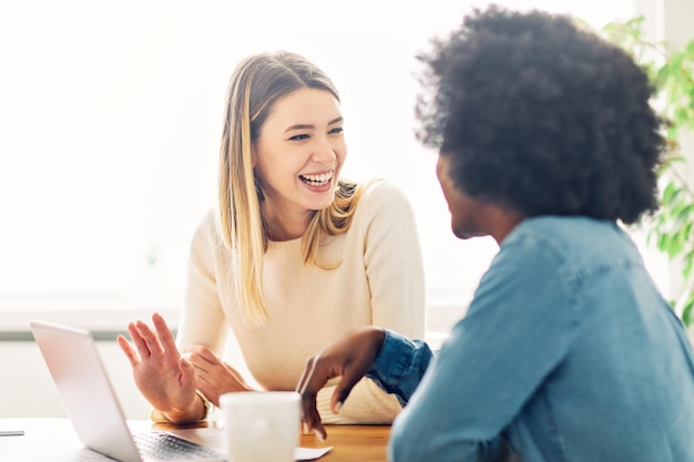 Jong meisje zakenvrouw kantoor zakelijke vriend vriendschap gelukkig lachend gelukkige vrouw café coffeeshop