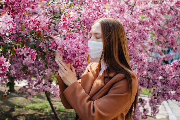 jong meisje zet haar masker af en ademt diep in na het einde van de pandemie op zonnige lentedag