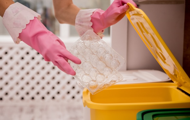 Jong meisjes sorterend huisvuil bij de keuken. Concept van recycling. Zero waste