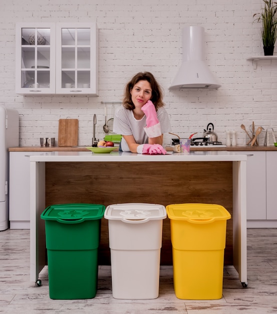 Jong meisjes sorterend huisvuil bij de keuken. Concept van recycling. Zero waste