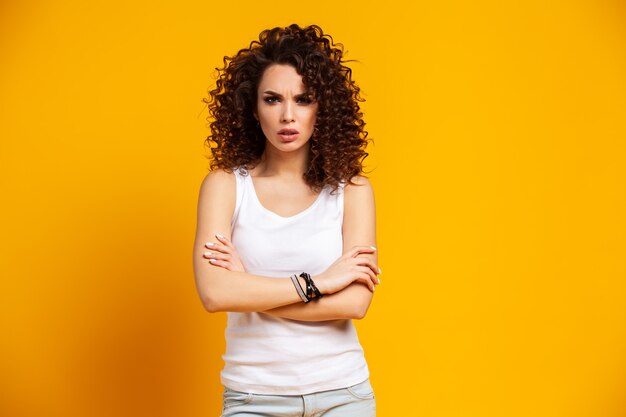 Jong model emoties uiten tijdens het poseren op indoor fotoshoot