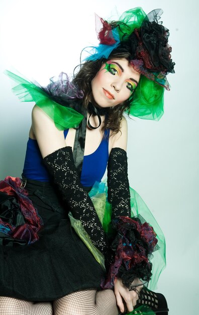 Jong model in carnavalsjurk met creatieve make-up