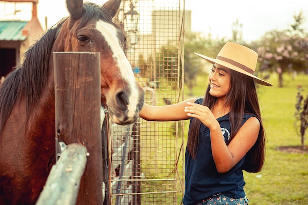 Jong model naast een paard en veldhoed