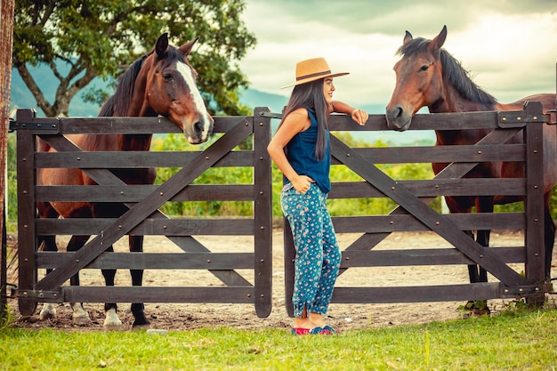 Jong model naast een paard en veldhoed