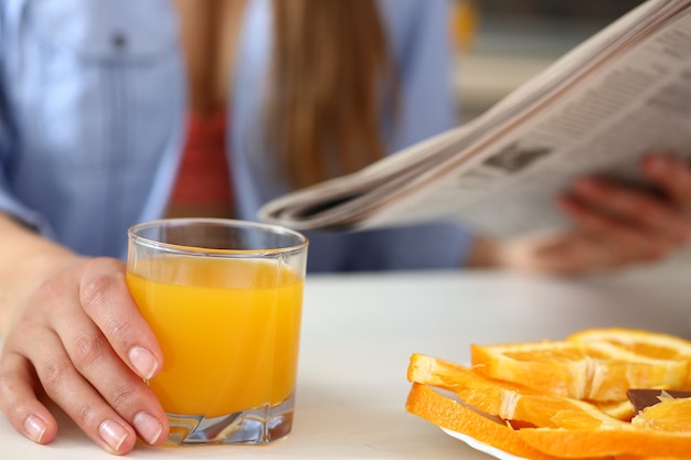 Jong mooi aantrekkelijk meisje in de keuken