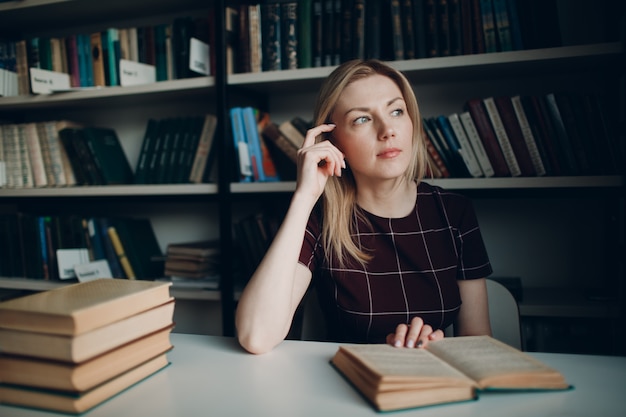 Jong mooi blond studentenmeisje met boeken