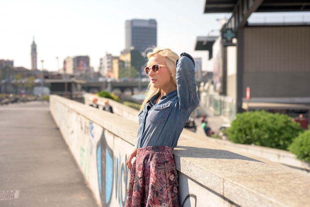 Jong mooi Kaukasisch blonde meisje in de stad