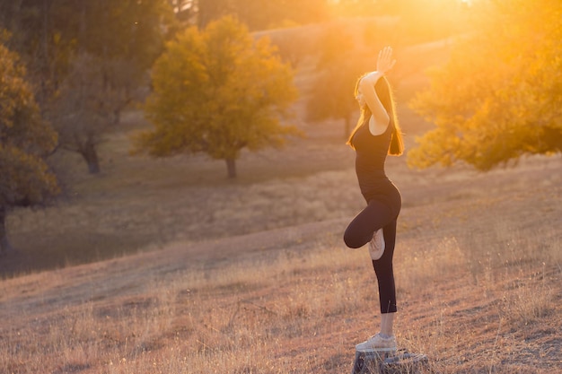 Jong mooi meisje doet yoga in de natuur