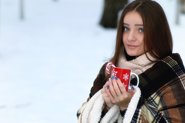 Jong mooi meisje in de winter besneeuwde dag buitenshuis