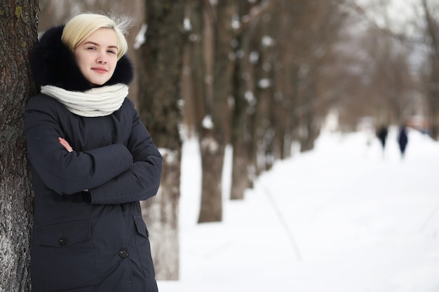 Jong mooi meisje op een wandeling in een winterpark