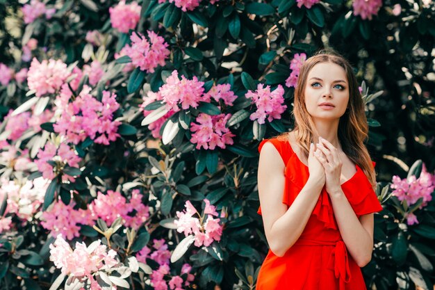 Jong mooi meisje poseren onder de bloeiende boom