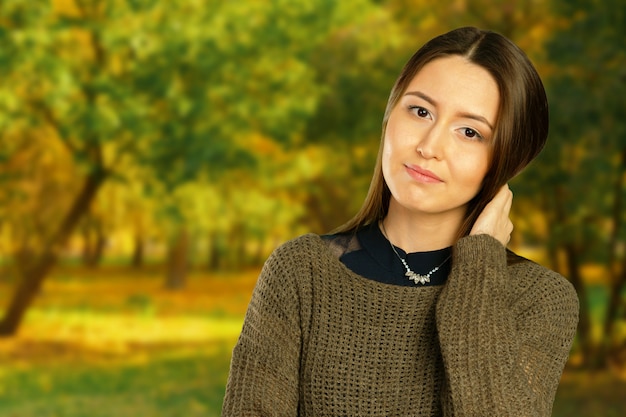 Jong mooi meisjesportret in de herfstpark