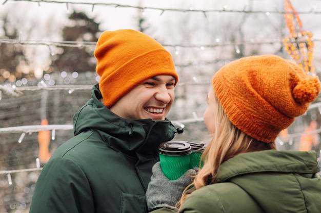 Jong mooi paar dat samen pret heeft die samen koffie houdt en zich warm en gelukkig voelt